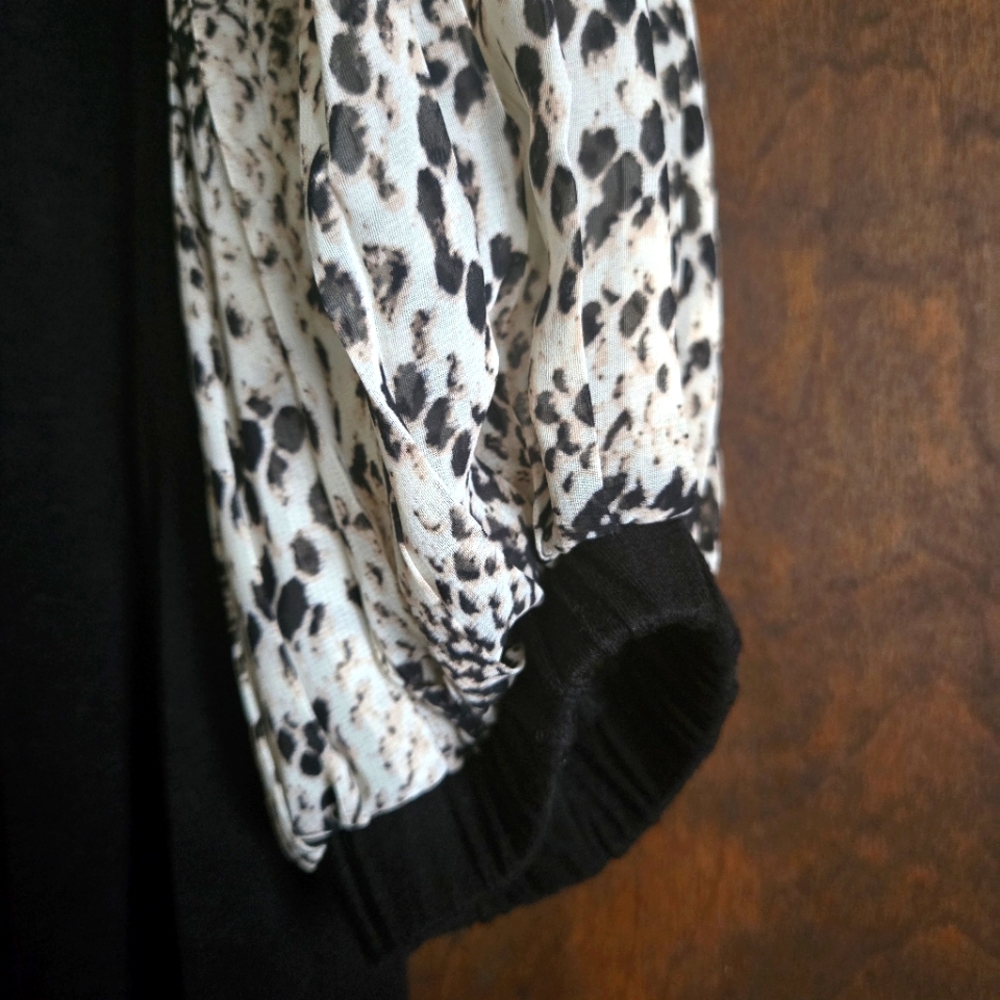 Tahari Snakeskin Puffy Sleeved Top, M - Picture 2 of 3